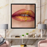 עיצוב 'שפתיים אישה מקרוב עם שפתון אדום, צבע זהב' הדפס אמנות ממוסגר מודרני